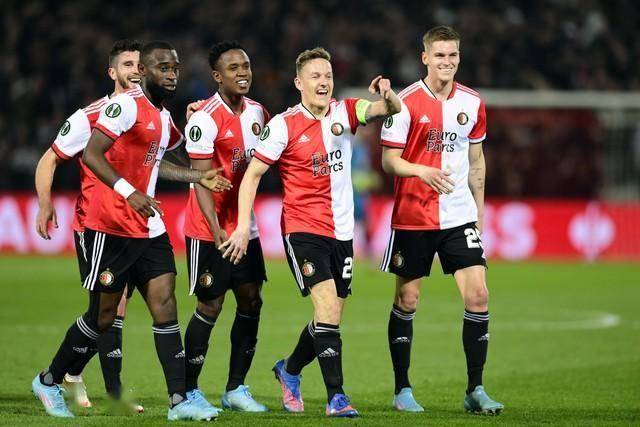 关于集结日体能课后；费耶诺德战术微调备战社区盾；管理层满意；纪律约束更严格的信息